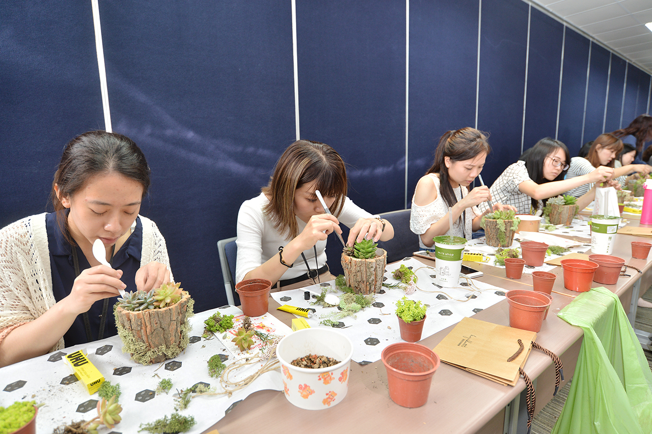 學員專心體驗多肉植物盆栽製作的過程