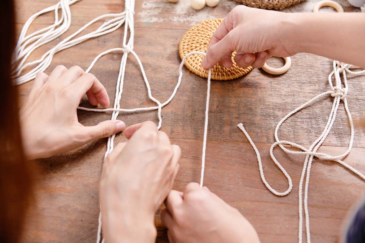 編織課程中使用白色棉線作為材料，因為純白色粗棉線能給人最自然放鬆的感受，也是最有波西米亞風情的形式